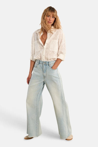 Wijde jeans in lichtblauw denim van Molly Bracken met hoge taille en gerafelde zoom.