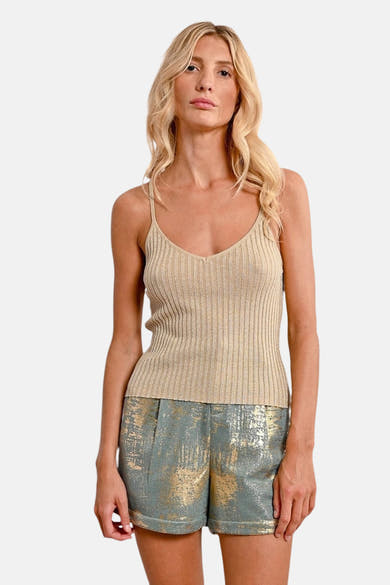 Gouden top met dunne bandjes van Molly Bracken, gedragen met een short met abstract goud- en turkooispatroon.