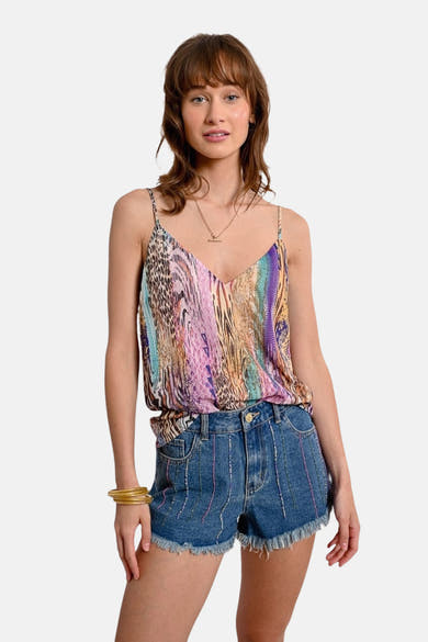 Gouden top met dunne bandjes van Molly Bracken, meerkleurige dierenprint en gedragen met een spijkerbroekshort.