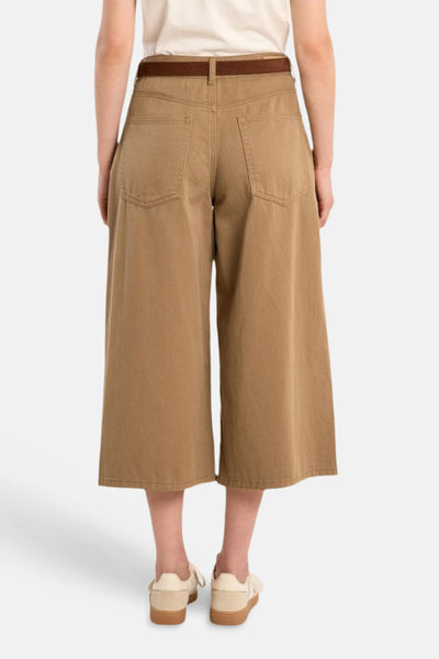 Kaki wijde broek met korte pasvorm van Molly Bracken, van achteren gezien, met een bruine riem en beige sneakers.