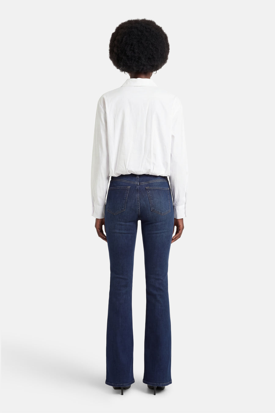 Wit overhemd met lange mouwen van AMELIE ET AMELIE, gedragen met een donkerblauwe high-waist jeans, van achteren gezien.