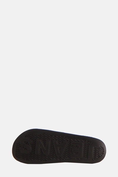 Zwarte slippers van Tommy Jeans met een reliëf logo-patroon op de zool.