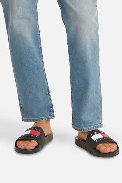 Zwarte sandalen van Tommy Jeans, gedragen met een lichtblauwe casual spijkerbroek.