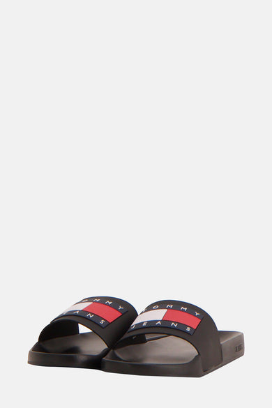 Zwarte teenslippers van Tommy Jeans, met iconisch logo bovenop.