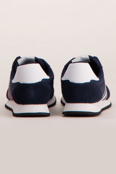 Baskets bleues de TOMMY JEANS, vue arrière, avec détails blancs au talon et semelle blanche.