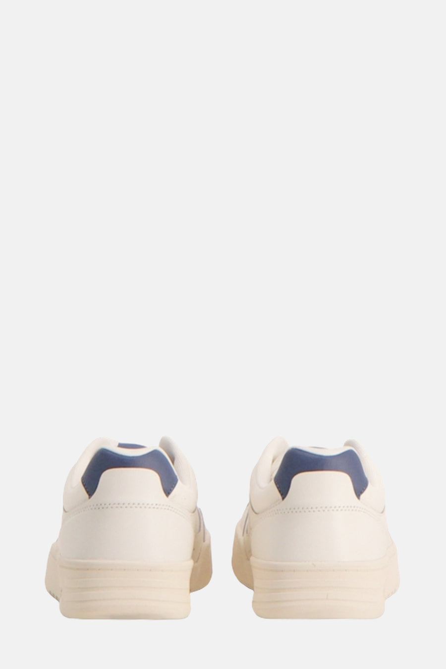 Witte sneakers van TOMMY JEANS, met een opvallend marineblauw detail op de hiel, achterzijde.
