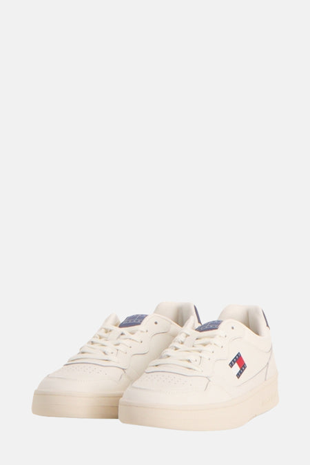 Witte Tommy Jeans sneakers met iconisch vlaglogo aan de zijkant.