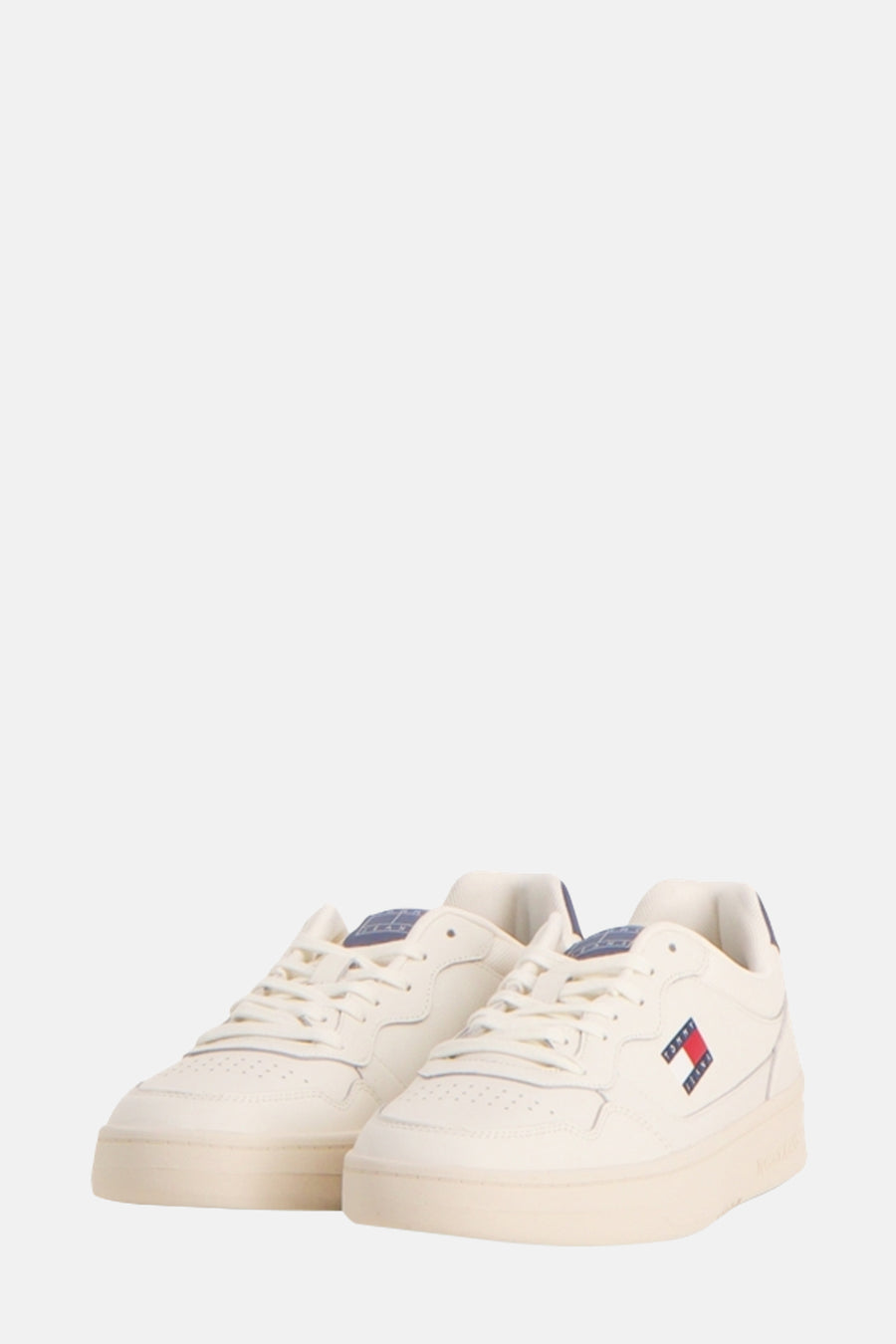 Witte Tommy Jeans sneakers met iconisch vlaglogo aan de zijkant.