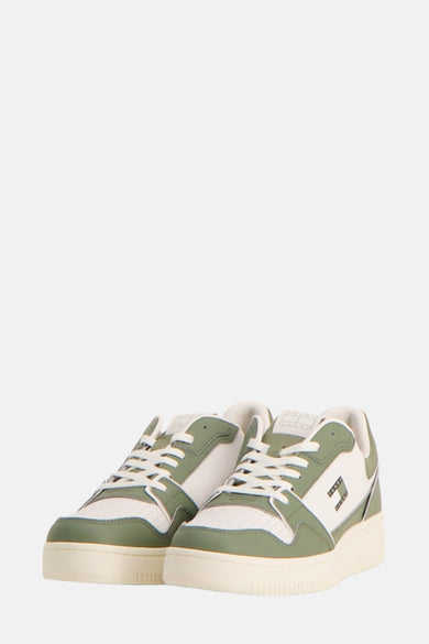 Baskets vertes de TOMMY JEANS, avec détails perforés et lacets blancs.