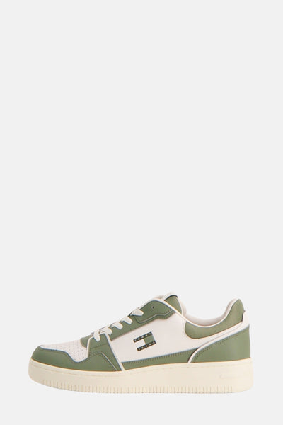 Baskets vert clair de Tommy Jeans avec logo rectangulaire sur le côté et semelle épaisse crème.