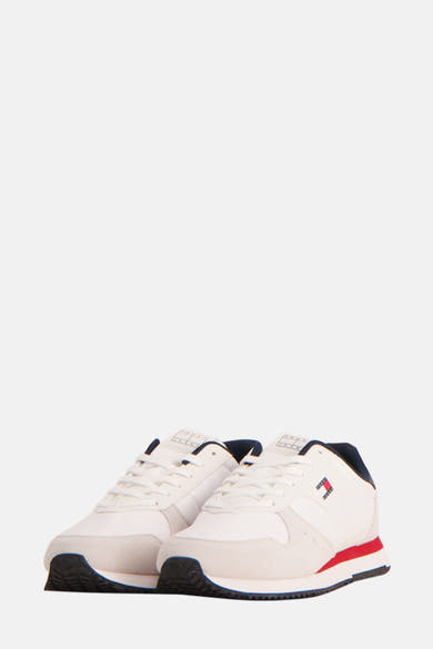 Baskets blanches de TOMMY JEANS, avec empiècements contrastants marine et rouge sur une semelle sportive.