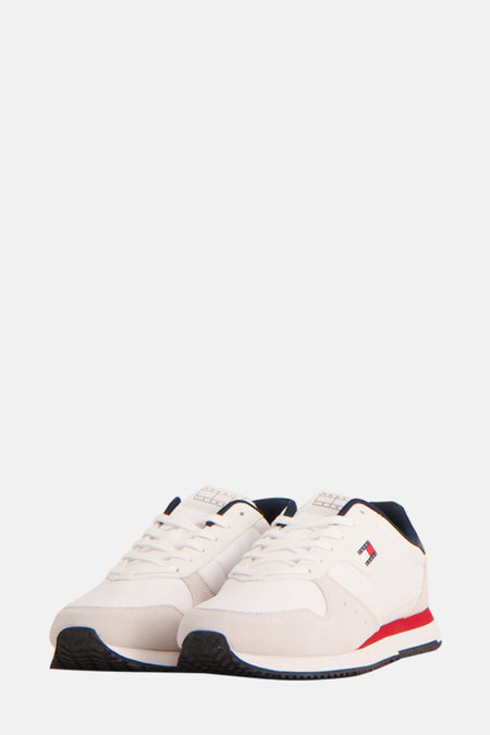 Baskets blanches de TOMMY JEANS, avec empiècements contrastants marine et rouge sur une semelle sportive.