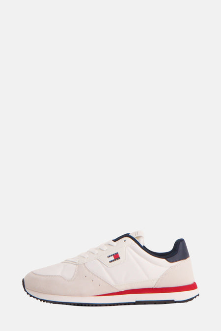 Witte TOMMY JEANS sneakers met marineblauwe en rode accenten, zijaanzicht.