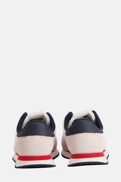 Baskets blanches de TOMMY JEANS, avec détails rouge et bleu marine, vue arrière.