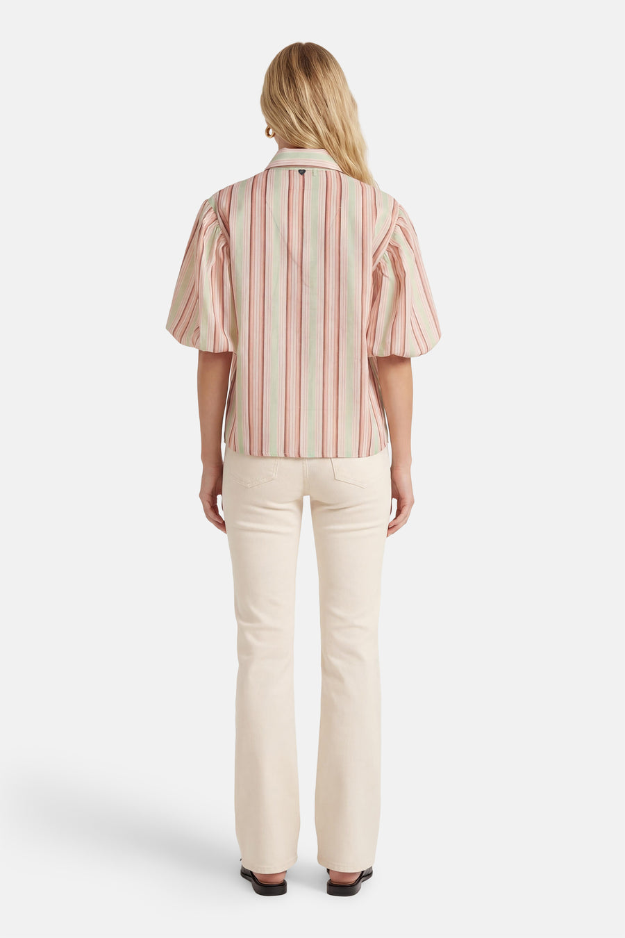 Multikleurig overhemd met korte mouwen van AMELIE ET AMELIE, verticale strepen, gedragen met een witte broek en zwarte muiltjes, achterzicht.