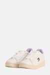 Ecru sneakers van Tommy Jeans met lila inzetstuk op de hiel en gegraveerd logo op de zool.