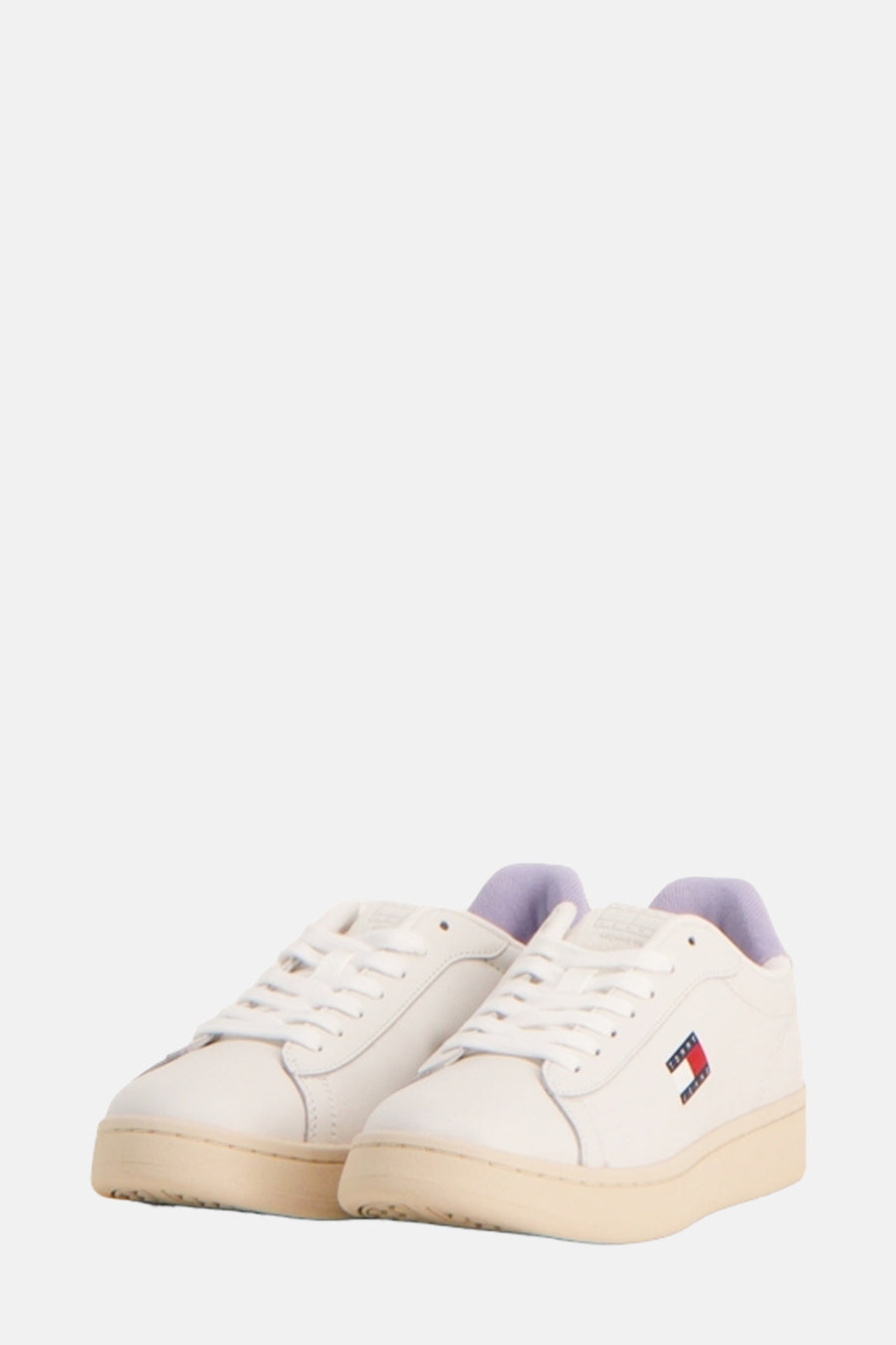 Ecru sneakers van Tommy Jeans met lila inzetstuk op de hiel en gegraveerd logo op de zool.