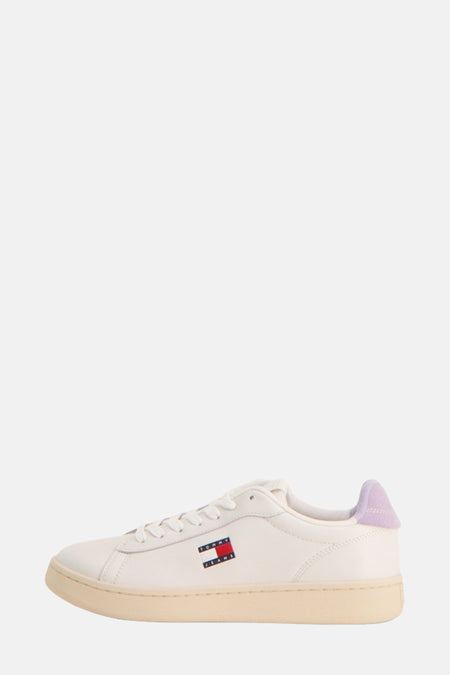 Ecru sneakers van TOMMY JEANS met lila hielstuk.