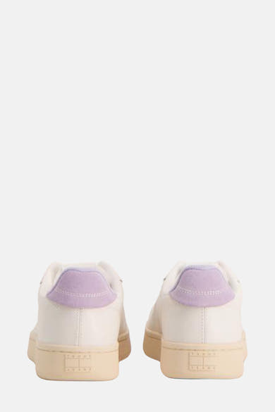 Baskets écru de Tommy Jeans avec empiècement lilas au talon et logo gravé sur la semelle.