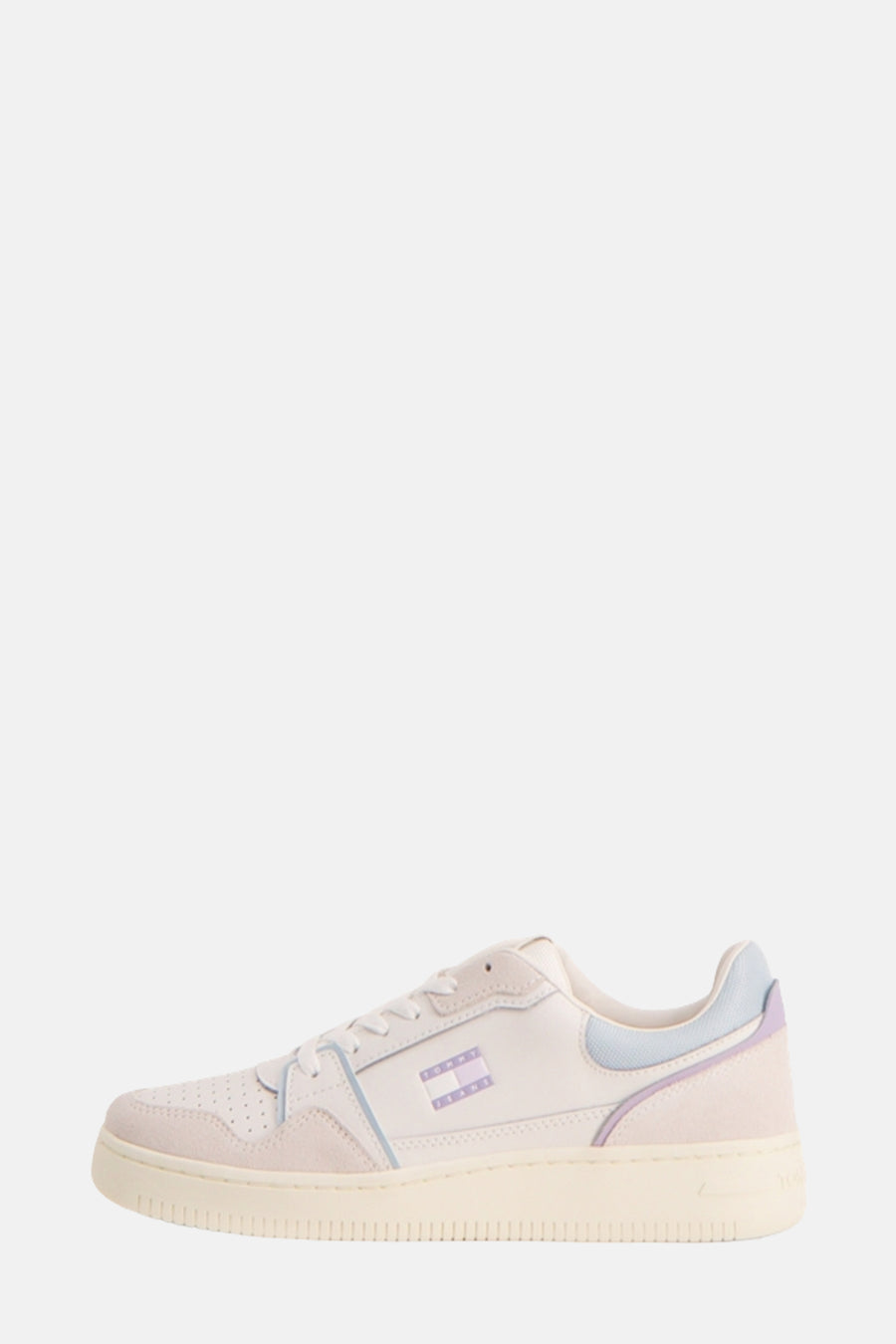 Baskets écru de Tommy Jeans, avec empiècements en daim et logo coloré sur le côté.