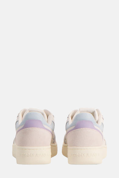Baskets écru en cuir suédé de TOMMY JEANS avec détails lilas et bleus, vue arrière.