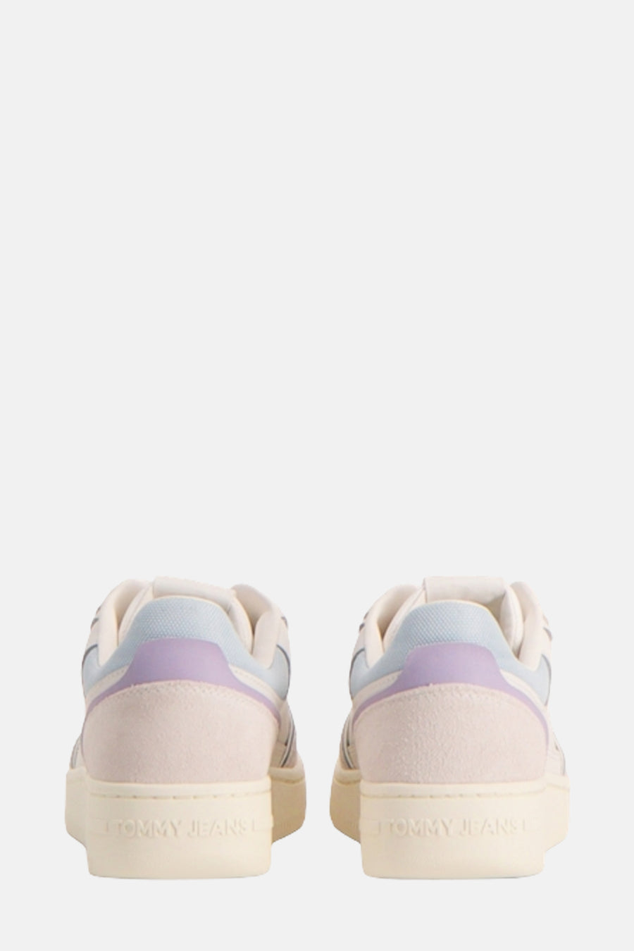 Baskets écru en cuir suédé de TOMMY JEANS avec détails lilas et bleus, vue arrière.