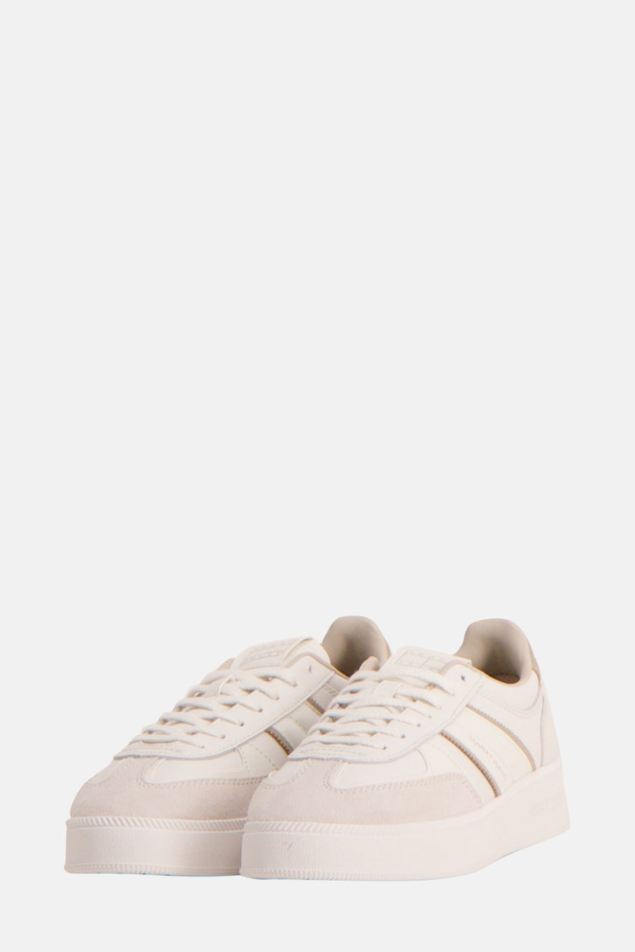 Beige TOMMY JEANS sneakers met getextureerde hielstukken en platte zolen.