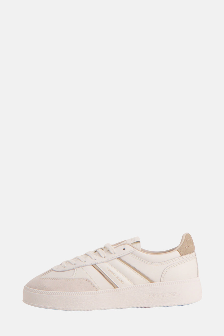 Beige sneakers van TOMMY JEANS, met suède inzetstuk aan de voorkant en logo aan de zijkant.