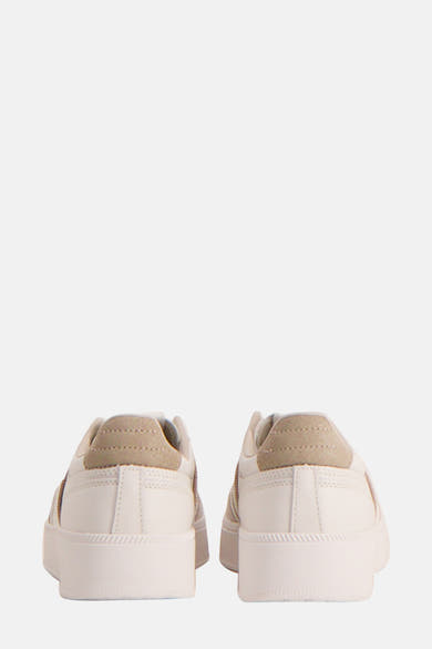 Baskets beiges TOMMY JEANS avec contreforts texturés et semelles plates.