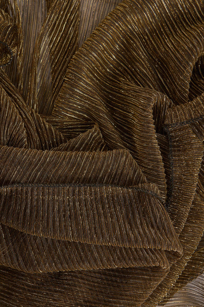 Gouden Access® sjaal, met plooien en een metallic glans over het hele oppervlak.