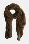 Foulard doré Access®, en tissu plissé avec des reflets brillants et un drapé élégant.