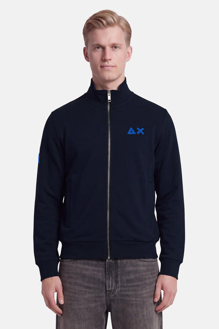 Veste en polaire bleu marine zippée par SUN 68, avec logo brodé bleu sur poitrine et manche, vue de face.
