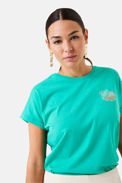 T-shirt vert à manches courtes de GARCIA, avec un petit motif décoratif sur la poitrine.