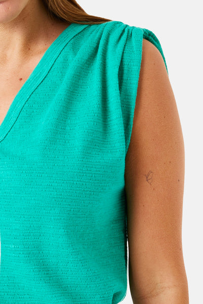 Groen T-shirt met korte mouwen van GARCIA, met een fijne textuur en een vlindertatoeage op de arm.