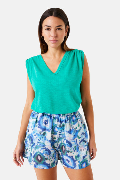 Groen T-shirt met korte mouwen van GARCIA, met V-hals, gedragen met een bedrukte korte broek.