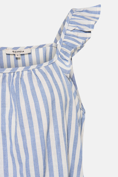 T-shirt bleu à rayures blanches de GARCIA, avec volant décoratif sur l'épaule.