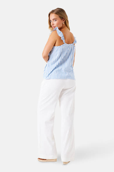 T-shirt à manches courtes bleu rayé de GARCIA, avec bretelles à volants et porté avec un pantalon blanc.
