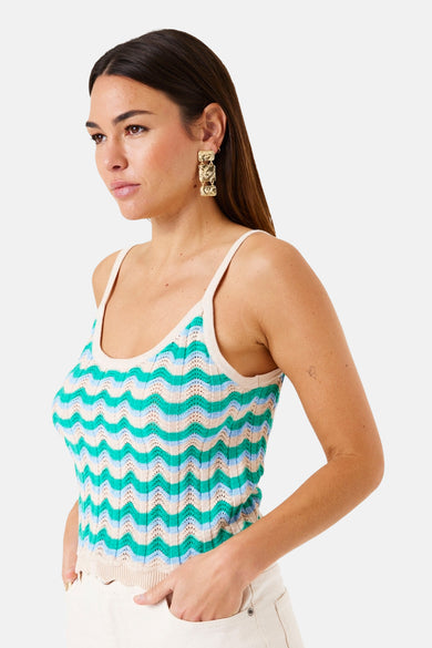 Débardeur multicolore GARCIA avec motif à vagues et bretelles fines, porté avec des boucles d'oreilles dorées.
