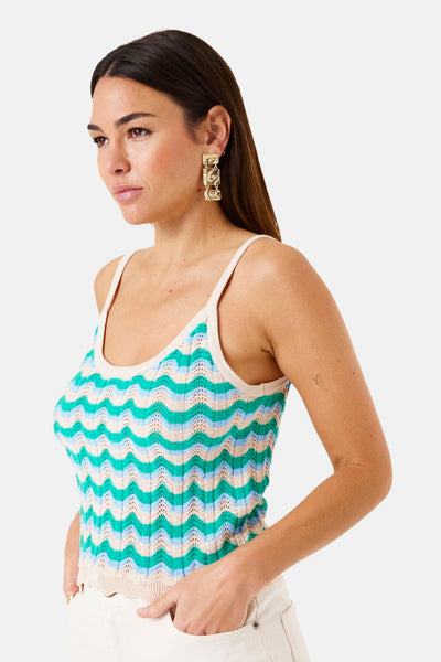 Débardeur multicolore GARCIA avec motif à vagues et bretelles fines, porté avec des boucles d'oreilles dorées.
