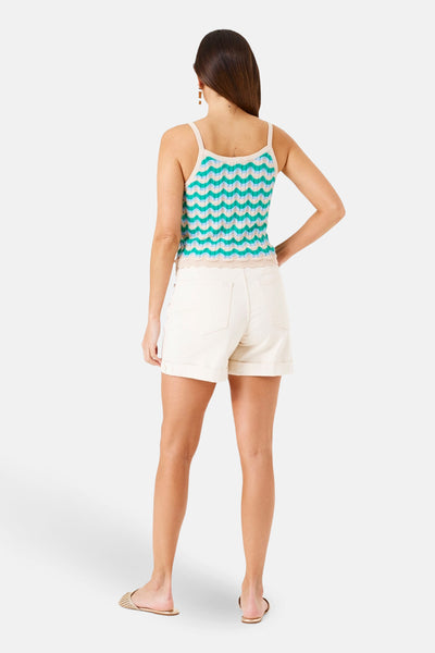 Débardeur multicolore de GARCIA, avec un motif à chevrons, porté avec un short et des sandales.