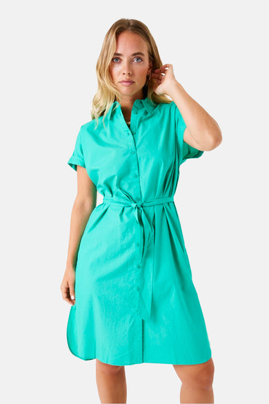 Robe verte à manches courtes de GARCIA, avec ceinture nouée à la taille et boutons sur toute la longueur.