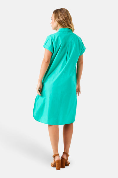 Robe verte à manches courtes de GARCIA, vue de dos, avec des sandales à talons marron.
