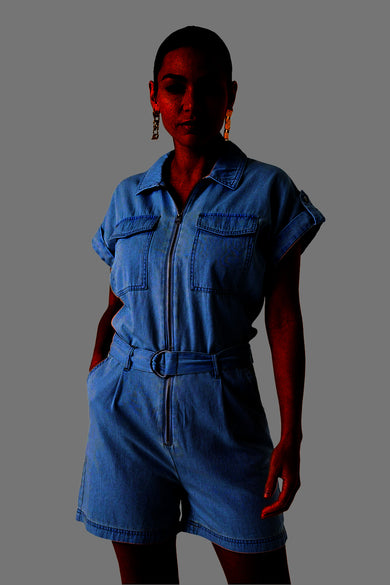 Denim combishort in lichtblauw van GARCIA met ritssluiting aan de voorkant en bijpassende riem.