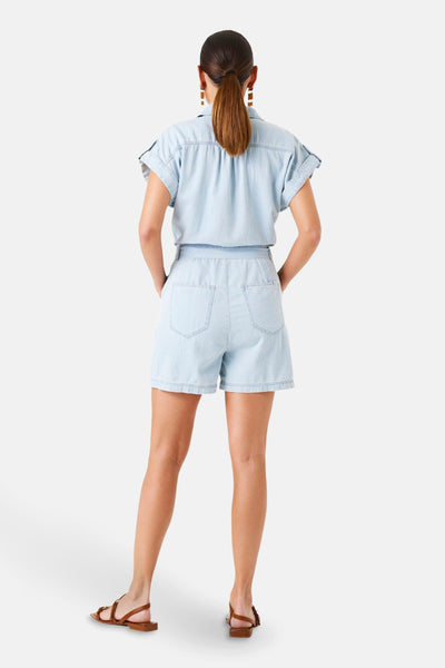 Lichtblauwe spijkerbroek met korte broek van GARCIA, achterkant met bruine sandalen.