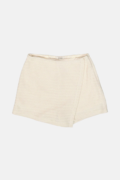 Short écru de GARCIA, coupe asymétrique croisée à l'avant et texture tissée.