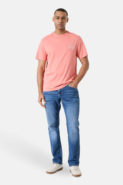 T-shirt rose à manches courtes de GARCIA, avec un motif imprimé discret sur la poitrine, porté avec un jean bleu et des baskets crème.
