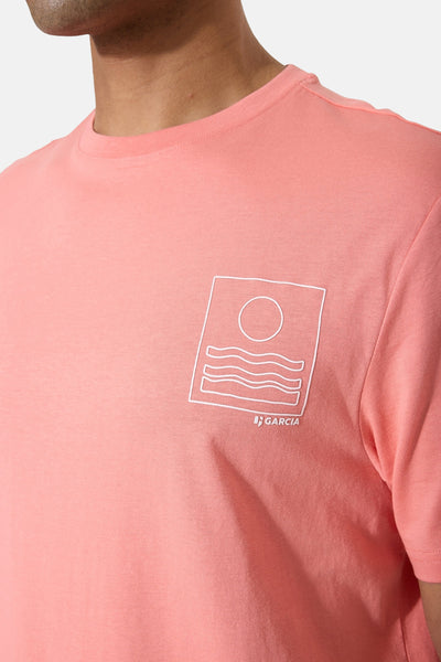 T-shirt à manches courtes rose de GARCIA, avec motif graphique soleil et vagues sur la poitrine.