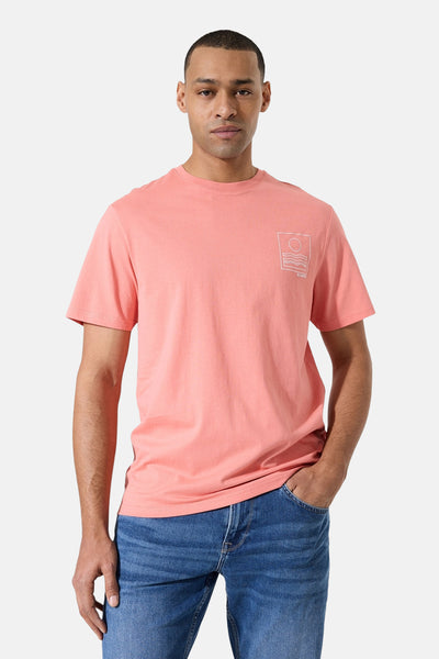 Roze T-shirt met korte mouwen van GARCIA met grafische print op de borst, gedragen met een spijkerbroek.