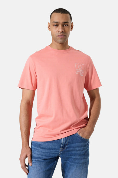 T-shirt rose à manches courtes de GARCIA avec un motif imprimé sur la poitrine, porté avec un jean.
