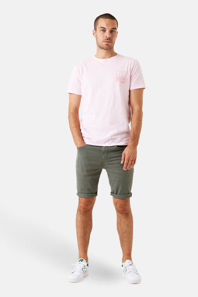 T-shirt rose à manches courtes de GARCIA, avec motif graphique sur la poitrine, porté avec un short vert.
